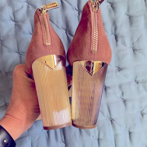 Beautiful MICHAEL KHORS blush suede heels! With gold heel - Picture 4 of 5